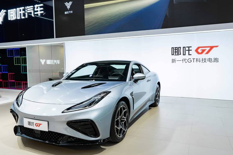 惠州217哪吒汽车在智能汽车领域的表现，领途汽车在新能源汽车市场中的影响力